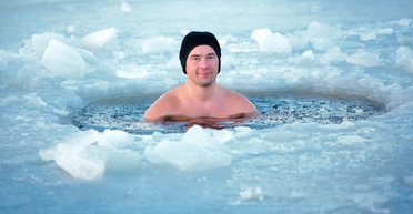В прорубь головой не надо. Кому опасно нырять в ледяную воду