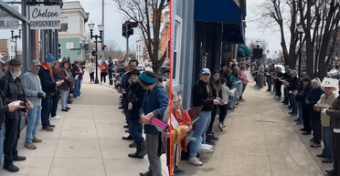 "У місті стало так шумно": сотні людей утворили живий ланцюг, щоб допомогти книгарні (відео)