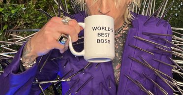 Колишній наречений Меган Фокс знявся для журналу з лезом у роті (фото)