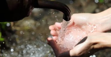 Нова технологія перетворює повітря на питну воду навіть у найсухішому місці: що відомо