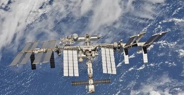 Космічна загадка: чому МКС постійно перебуває на орбіті й не падає на Землю (фото)