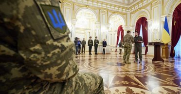 Хрест бойових заслуг прирівняють до звання Героя України: Зеленський направив законопроєкт до ВР