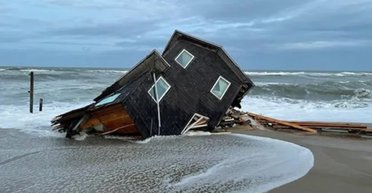 Страховки не буде: жінка з берега спостерігала, як її будинок йде під воду (відео)