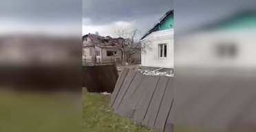 Росіяни знищили цілу вулицю в Коростені: пошкоджено понад 100 будинків, поранені діти (відео)