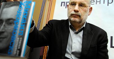 Акунин заявил, что книги про Эраста Фандорина в России больше не продаются