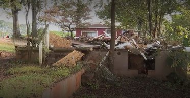 Куча досок после бульдозера: в США женщине снесли дом, пока она была в отъезде (фото)