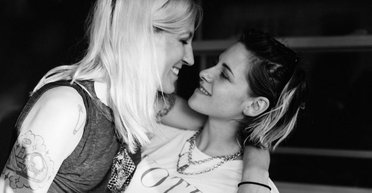 Крістен Стюарт помічена на рідкісній прогулянці з нареченою (фото)