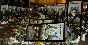 Перекидала портрети загиблих воїнів, бо вони її "дратували": поліція затримала жінку в Рівному