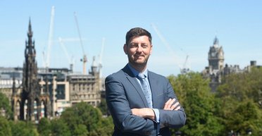 Шотландский топ-чиновник преследовал беженок из Украины сексуальными сообщениями: детали (фото)