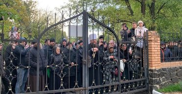 Прихожане УПЦ штурмовали собор в Черкассах: у Онуфрия все опровергают и сообщают о стрельбе