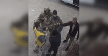 Залили газовим балончиком і заштовхали в бус: в Одесі люди у військовій формі побили чоловіків
