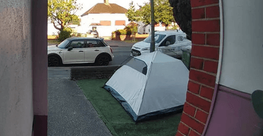 Відмовлявся йти: нахабний чоловік вирішив заночувати у дворі незнайомої жінки (фото)