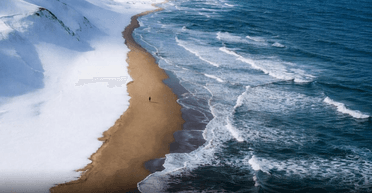 Снег, песок и океан: фотограф показал, как выглядит самый необычный пляж зимой (фото, видео)