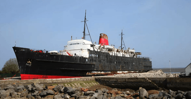 Журналістка сіла на корабель, що стоїть у доці 40 років, і дізналася, чому його називають проклятим