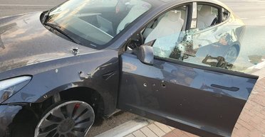 Электромобиль Tesla выдержал обстрел боевиков ХАМАС и спас владельца (фото)
