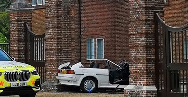 В Великобритании задержали водителя, который протаранил ворота дома премьер-министра (фото)