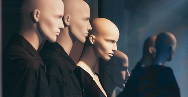 У Британії жінка тримає моторошне "кладовище манекенів", яких переслідує привид (фото)