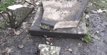 Розбили на шматочки: вандали зруйнували надгробок Скруджа з "Різдвяної пісні" (відео)