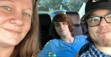 "Переконував два роки": матір сімох дітей вийшла заміж за найкращого друга свого сина (фото)