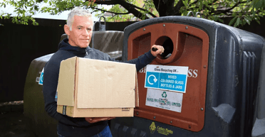 "Змогли відстежити": чоловік отримав штраф за залишені пляшки поруч зі сміттєвим баком (фото)