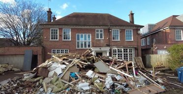 "Вулиця мільярдерів": елітний район перетворився на звалище з порожніми особняками (фото)