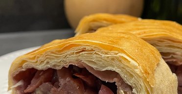 Лінивий штрудель: рецепт простого десерту до чаю з вишнями та яблуками