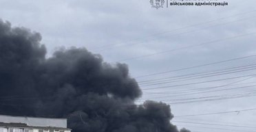 Российские БпЛА атаковали Запорожье: в городе слышны взрывы, а в одном из районов есть задымление