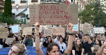 Скоро и собаки не захотят здесь жить: какие "перлы" написали украинцы на плакатах в ходе протестов (фото)