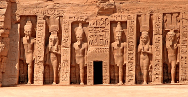 Останнє бажання: чоловік намагався таємно поховати прах матері в єгипетському храмі (фото)