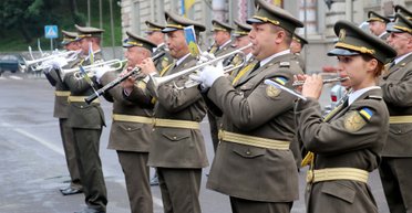 Робити тату та підтримувати моральний дух військових: яких незвичних фахівців шукають в ЗСУ
