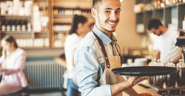 Отсудил €100 000: студента юрфака уволили из ресторана, как он поступил с работодателем