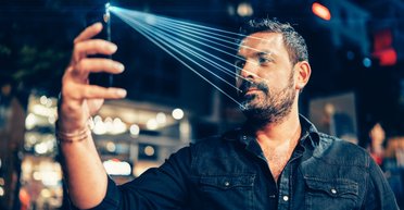 "От мошенников не спасут ни FaceID, ни скан отпечатков": эксперты об уязвимостях смартфонов