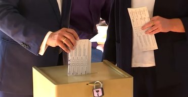 Скандал на выборах: немецкий вице-спикер нарисовал свастику на бюллетене (фото)