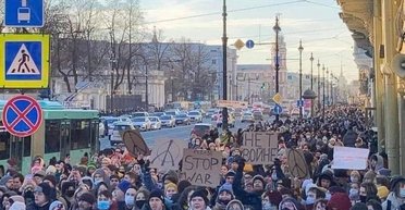 "Нет войне!", "Путин х**ло!": в России протесты стали массовыми, задержано больше тысячи человек (видео)