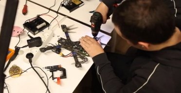 Ваш шанс знищити танк окупантів: в Україні відкрили безплатні курси зі складання FPV-дронів