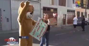 С мишкой и шариками: в Перу правоохранители оригинально задержали наркоторговцев (видео)