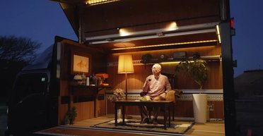 Недорогу вантажівку Isuzu перетворили на вітальню на колесах і позашляховий автодім (відео)