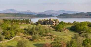 Уперше за 80 років: на продаж виставлено приватний острів із замком і фермою