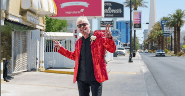 Миллиардер Ричард Брэнсон в ярком наряде пришел на рубиновую свадьбу своих сотрудников (видео)