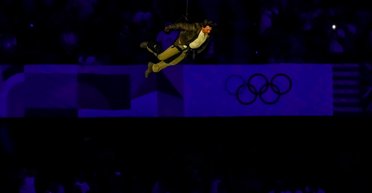 Том Круз зістрибнув із даху стадіону на закритті Олімпіади-2024 у Парижі (відео)