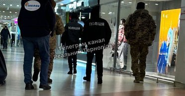 Представители ТЦК вручали повестки на рынке в Тернополе, — соцсети (фото, видео)