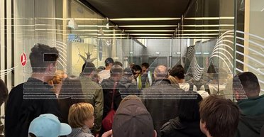 Плачут и ругаются: в аэропортах РФ массовые задержки рейсов из-за ударных БпЛА (видео)