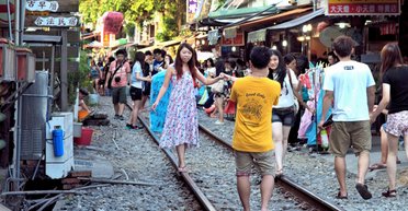 Туристку, которую сбил поезд, собираются серьезно наказать: в чем причина (фото, видео)