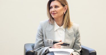 Женственная классика: Елена Зеленская показала, как носить деловой костюм с водолазкой (фото)