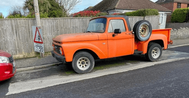 Дорогу, яку вперше за 30 років відремонтували, не зачепили під "покинутою" машиною