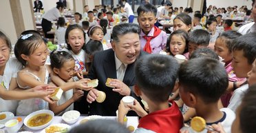 Отдавали последнее: Ким Чен Ын сфотографировался с рыдающими детьми