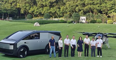 В Китае представили "сухопутный авианосец" с летающим авто в багажнике (видео)