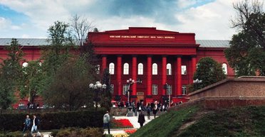 Студентов и преподавателей КНУ могут доставлять в ТЦК на автомобилях университета: детали