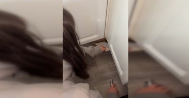 Пара решила убрать линолеум в доме и не могла поверить, что скрывалось под ним