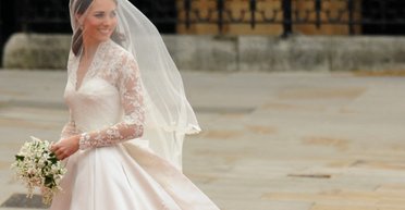 Весільна сукня Кейт Міддлтон: що залишила за кадром її авторка Сара Бертон (фото)